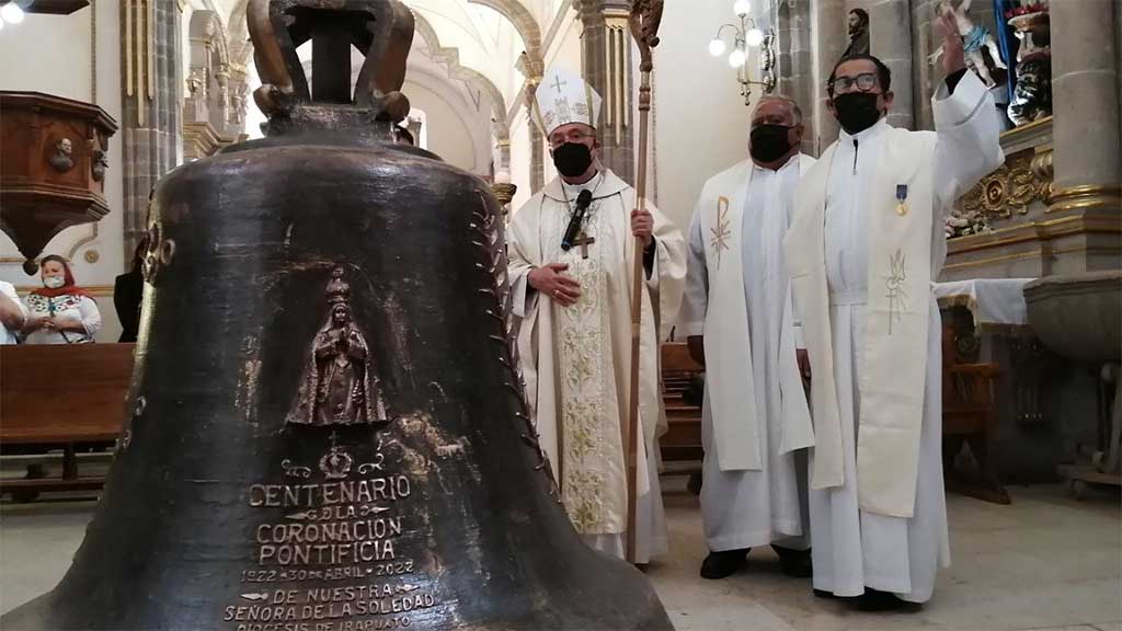 Obispo bendice la campana del Centenario de la Coronación Pontificia en Irapuato