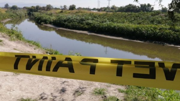 Cuerpo balaceado es hallado flotando en el río Laja en Celaya