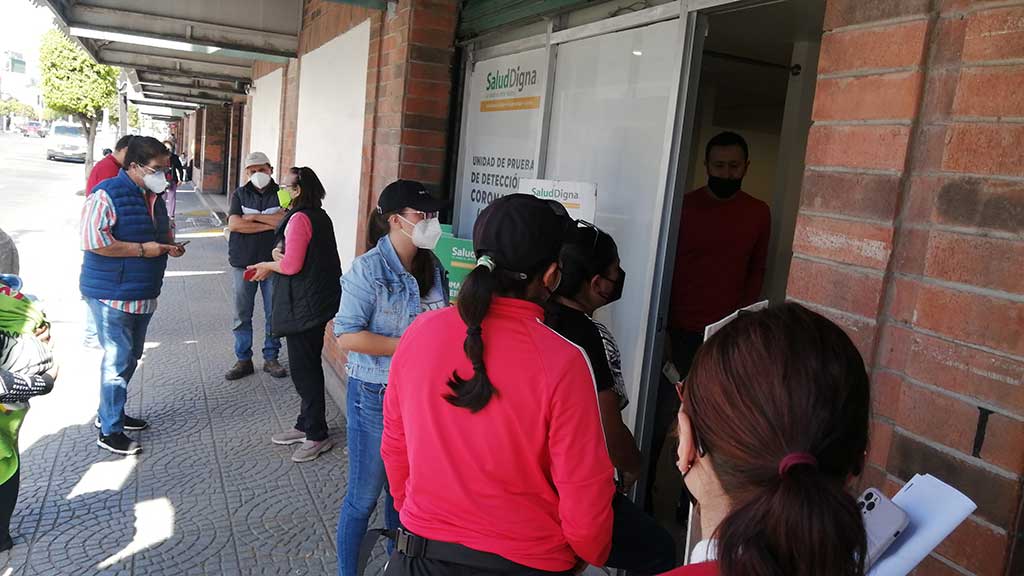 Laboratorios públicos y privados se desbordan para pruebas de Covid en Irapuato