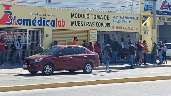 Baja la demanda de pruebas covid, pero aún hay filas en laboratorios de Irapuato