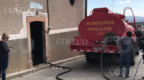 Incendio consume habitación de una casa en Pénjamo