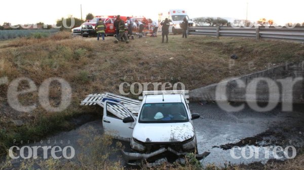 Conductor de Colima queda herido al caer en canal de  Pénjamo