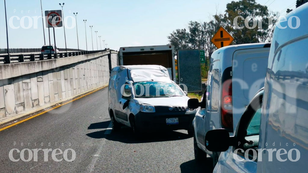 Conductor se salva de milagro tras accidente sobre la Irapuato- Salamanca