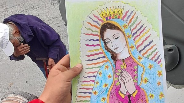 Anciano vende dibujos hechos a mano para comprar leche para sus nietos