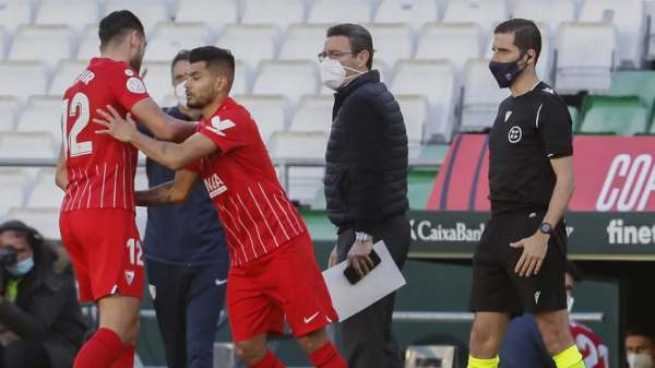 ‘Tecatito’ Corona debuta con el Sevilla en derrota contra el Betis