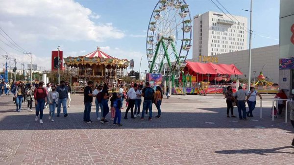 Sin miedo al Covid, leoneses acuden a la Feria; “hay que disfrutar”, dicen