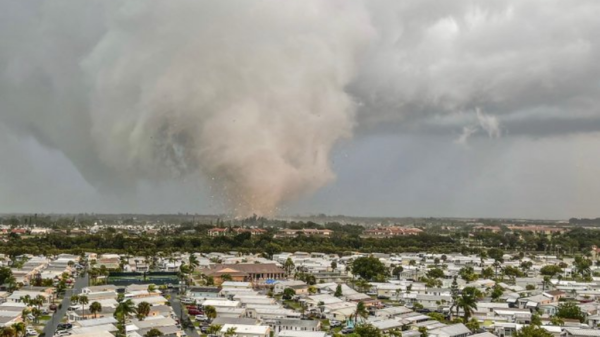 Tornados en Florida destruyen 62 casas y dejan sin electricidad a miles de clientes