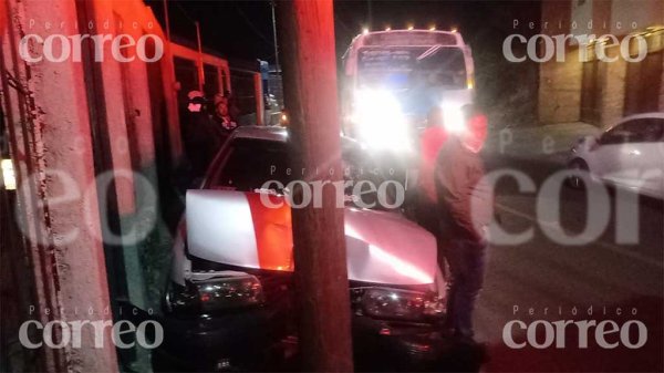 Hombre termina lesionado tras impactarse contra poste en Guanajuato capital