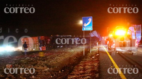 Choque entre trailers paraliza la carretera Pénjamo-Abasolo