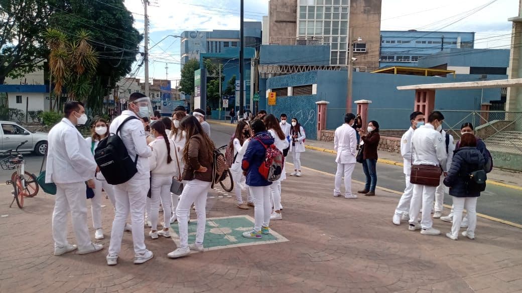 Cancelan de última hora servicio profesional en Medicina de la UG