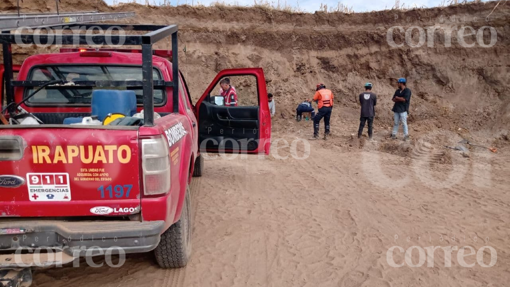 Irapuato: Hombre fallece enterrado tras caer en un banco de arena