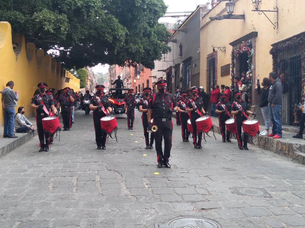 San Miguel: con desfile cívico militar, celebran el 253 natalicio de Allende