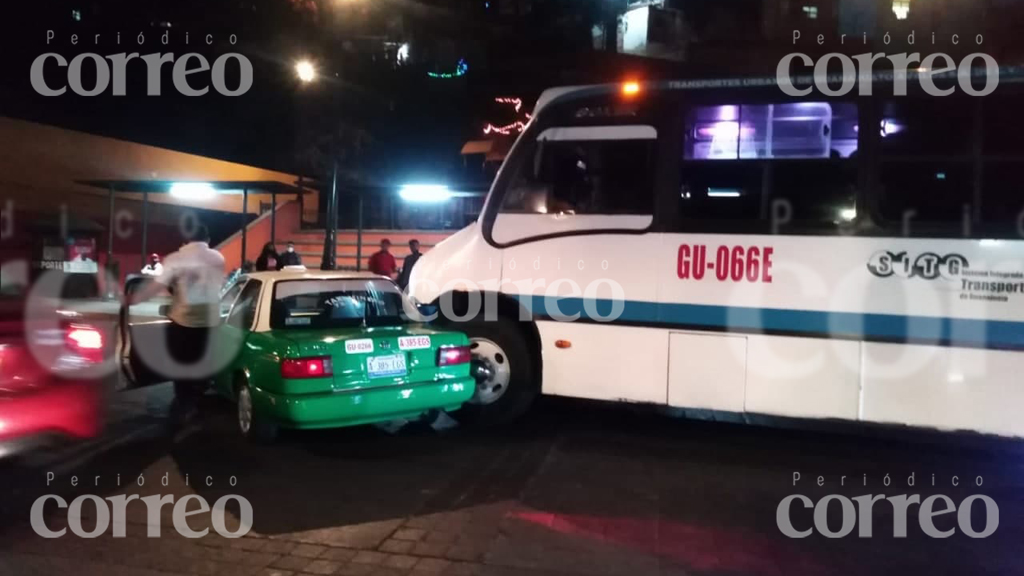 Choca taxi y camión urbano de Guanajuato capital; dejan a mujer herida