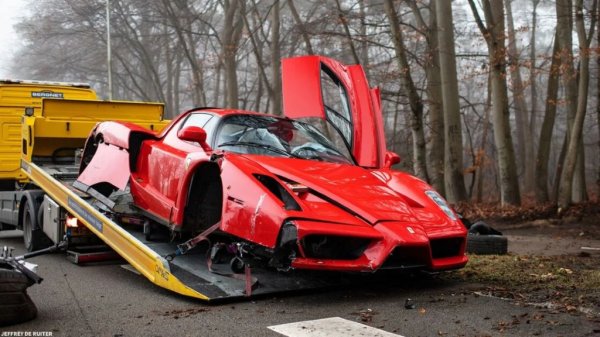 Conductor choca contra un árbol y destruye un exclusivo Ferrari Enzo