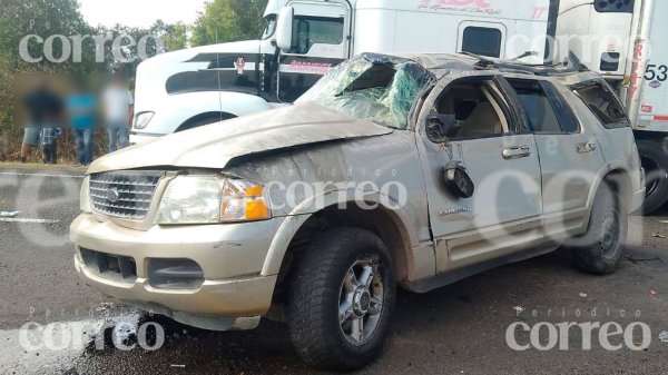 Mujer pierde la  vida tras volcadura en la Irapuato-Abasolo