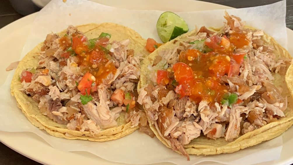 Taquero opta por vender los limones; regala carnitas y salsa