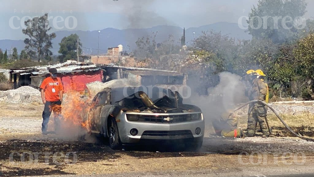 Aparece automóvil incendiado en Acámbaro