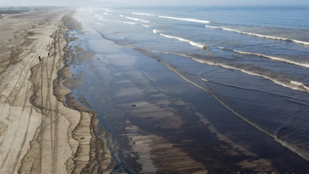 Perú declara alerta por contaminación de petróleo en 21 de sus playas