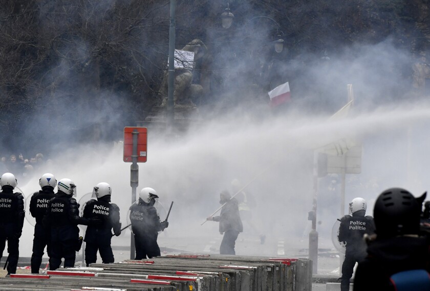 Protestas contra restricciones por Covid-19 en Bruselas termina en disturbios