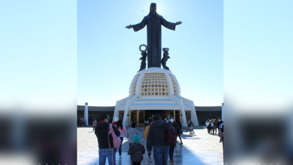 Fieles se adaptan a medidas sanitarias en el Santuario de Cristo Rey