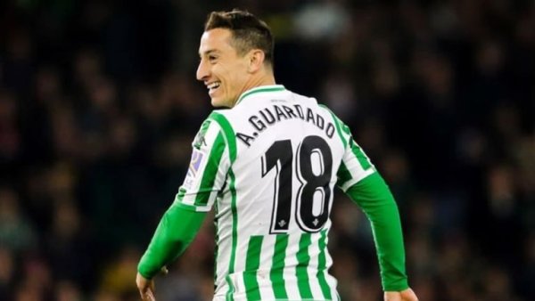 Andrés Guardado renueva por una temporada más con el Betis