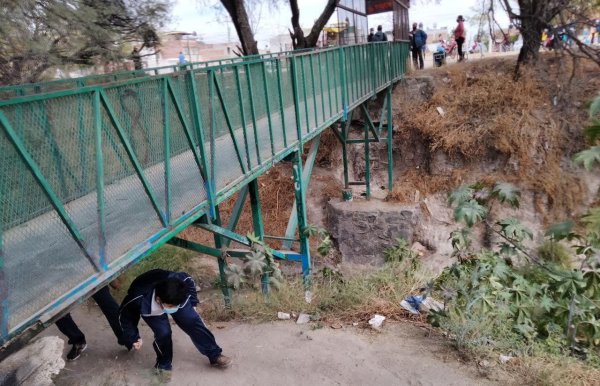 Niños cruzan con riesgo puente para ir a clase en San Francisco del Rincón