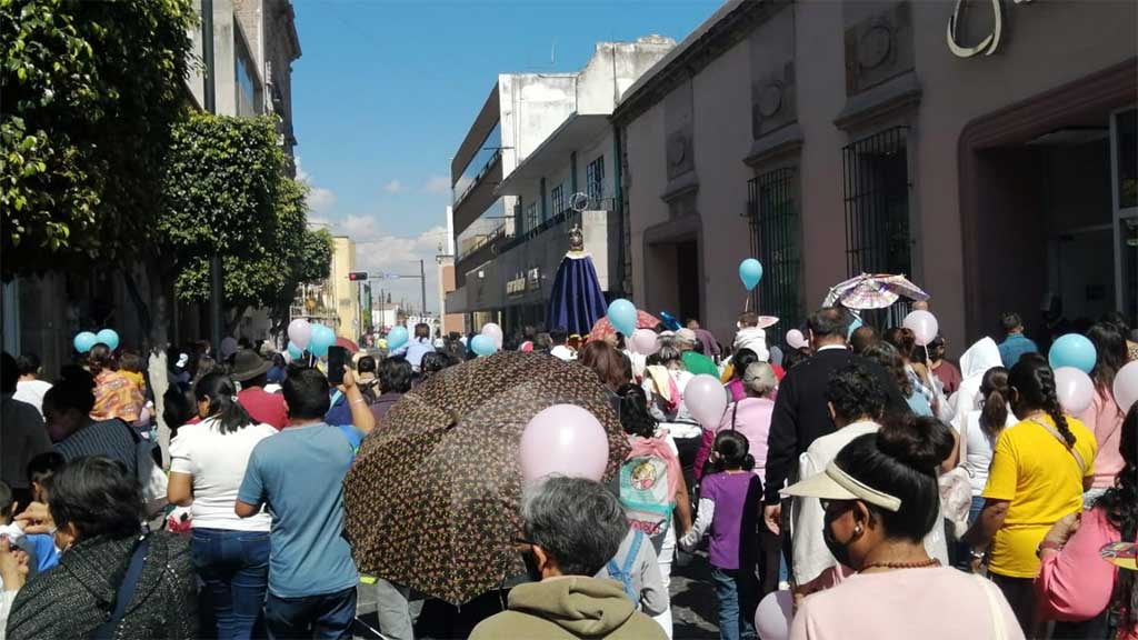 Sin sana distancia, devotos del Santo Niño de Praga salen a las calles de Celaya