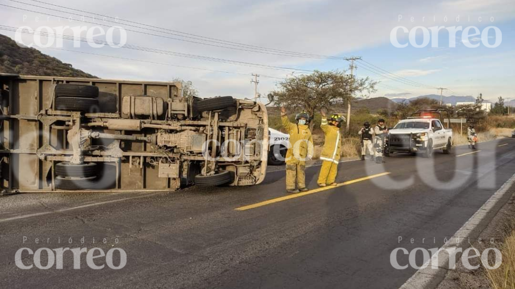 Vuelca camión de 3.5 toneladas cerca de la UTL, Acámbaro