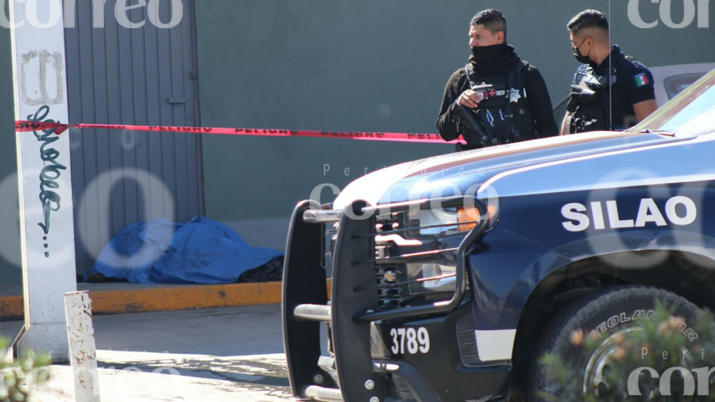 Hallan a indigente muerto afuera de un OXXO en Silao