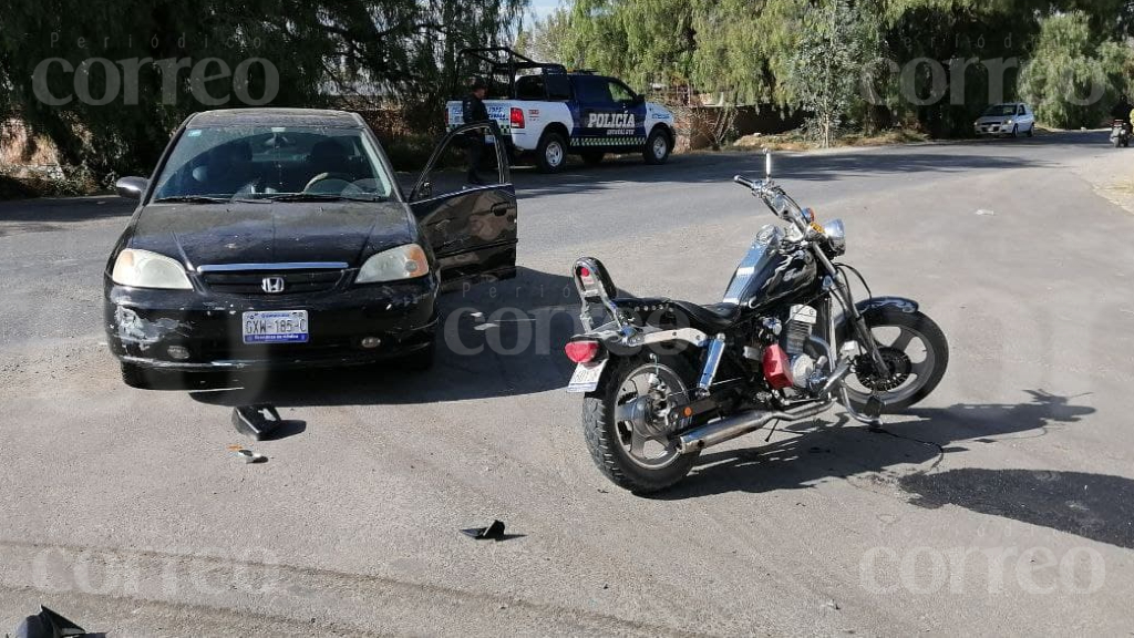 Motociclista queda lesionado tras chocar con un auto en San José Iturbide