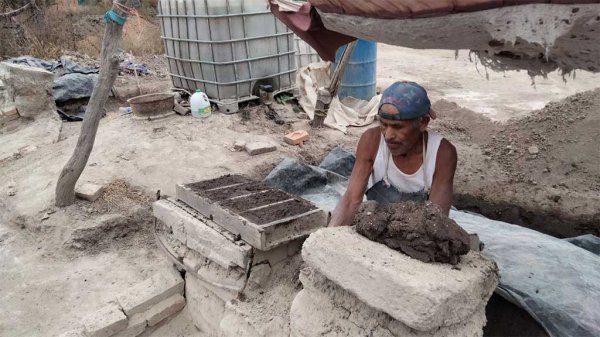 Construir ladrillos: una tradición familiar para los habitantes de San Felipe