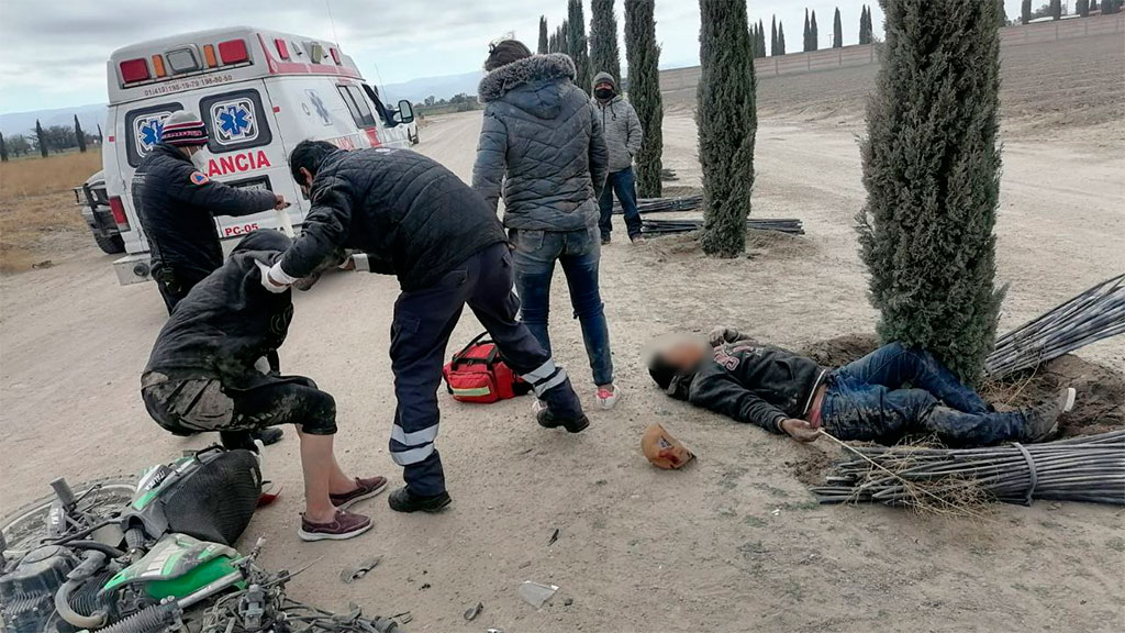 Jóvenes salen heridos al chocar contra un tractor en San José Iturbide