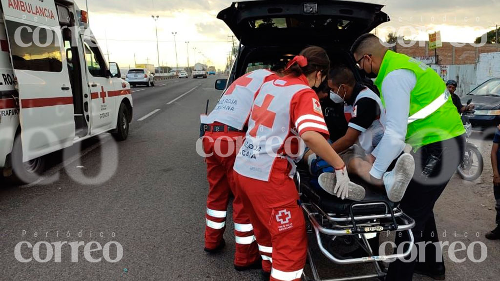 Pareja de motociclistas es arrollada sobre la carretera Irapuato-Abasolo