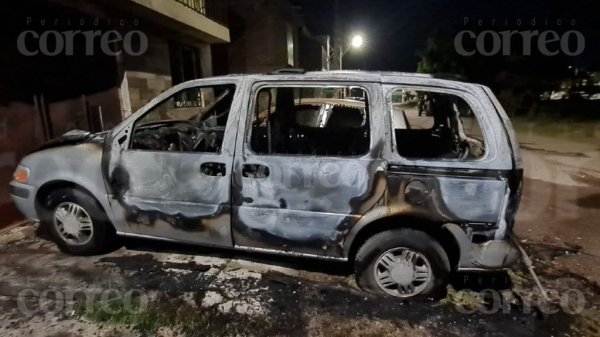 Incendian dos vehículos en Los Misioneros en Irapuato