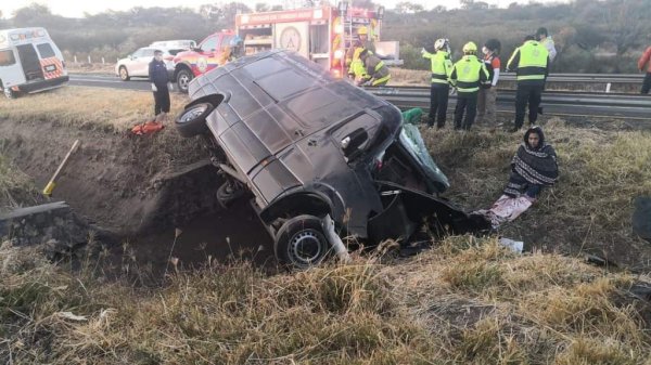 Volcadura deja doce fallecidos y once heridos en Lagos de Moreno