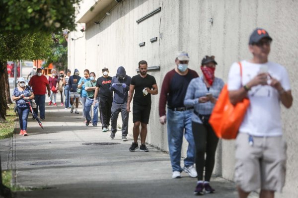 Joven en Reino Unido gana 27 dólares la hora por hacer largas filas…