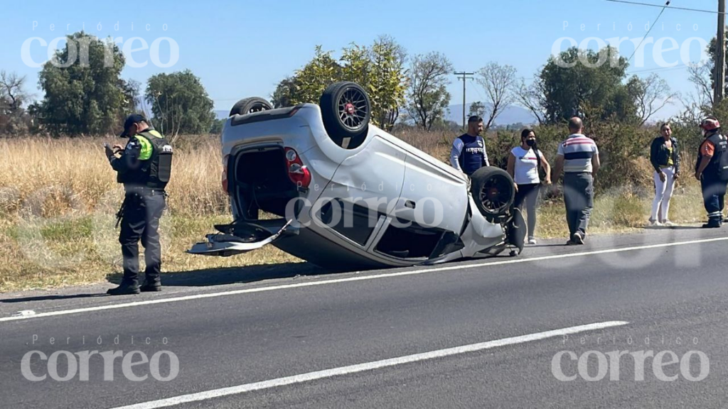 Madre e hijo salen ilesos de volcadura sobre la Silao- Salamanca