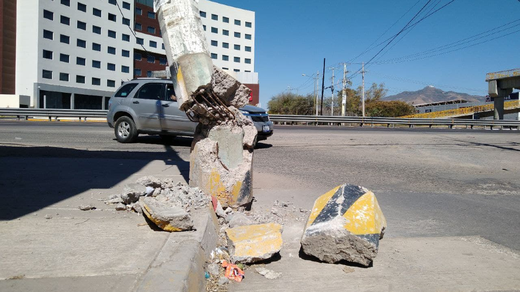 Alertan por poste dañado y a punto de caerse en Silao