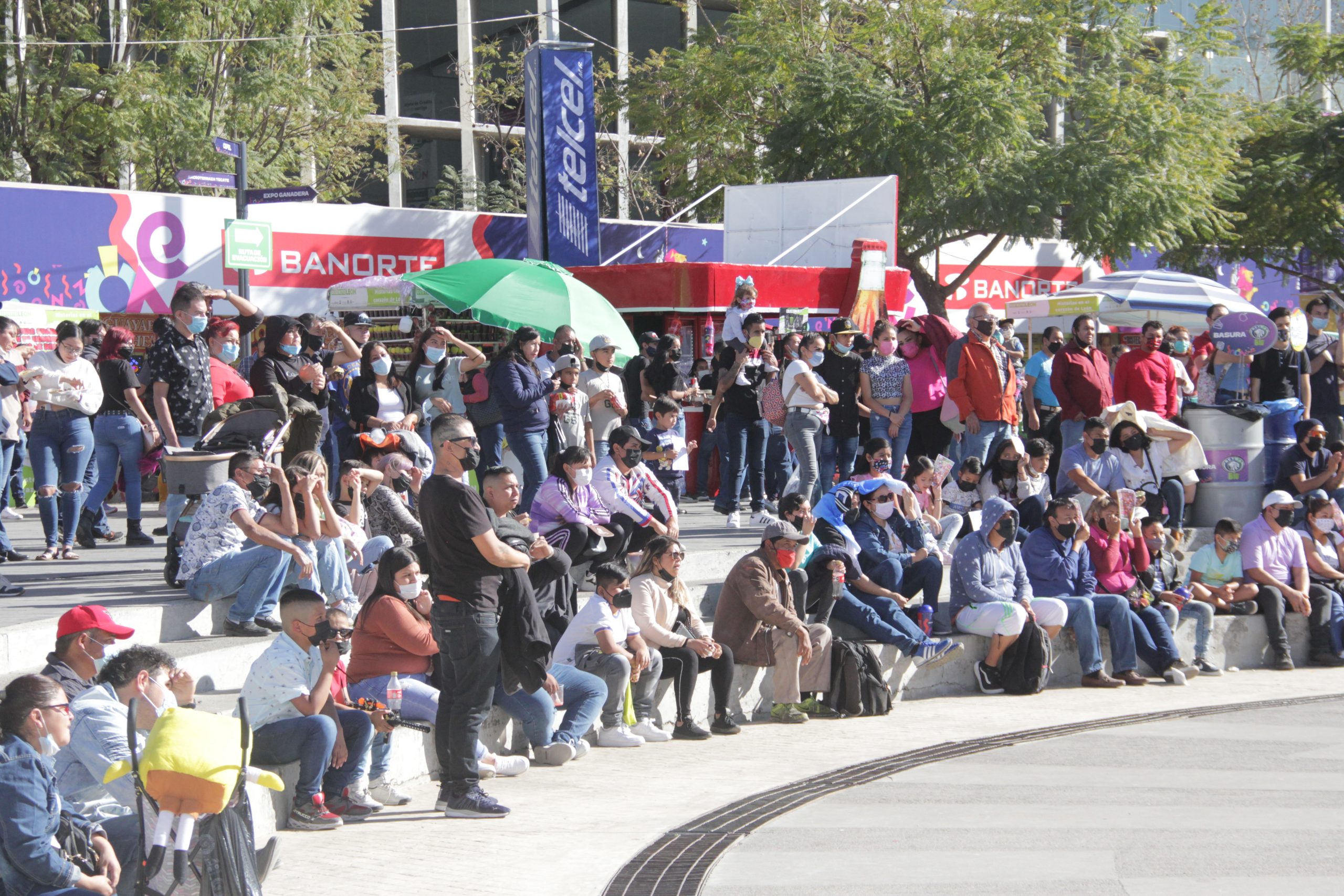 Se olvidan de las medidas antiCovid y abarrotan la Feria de León