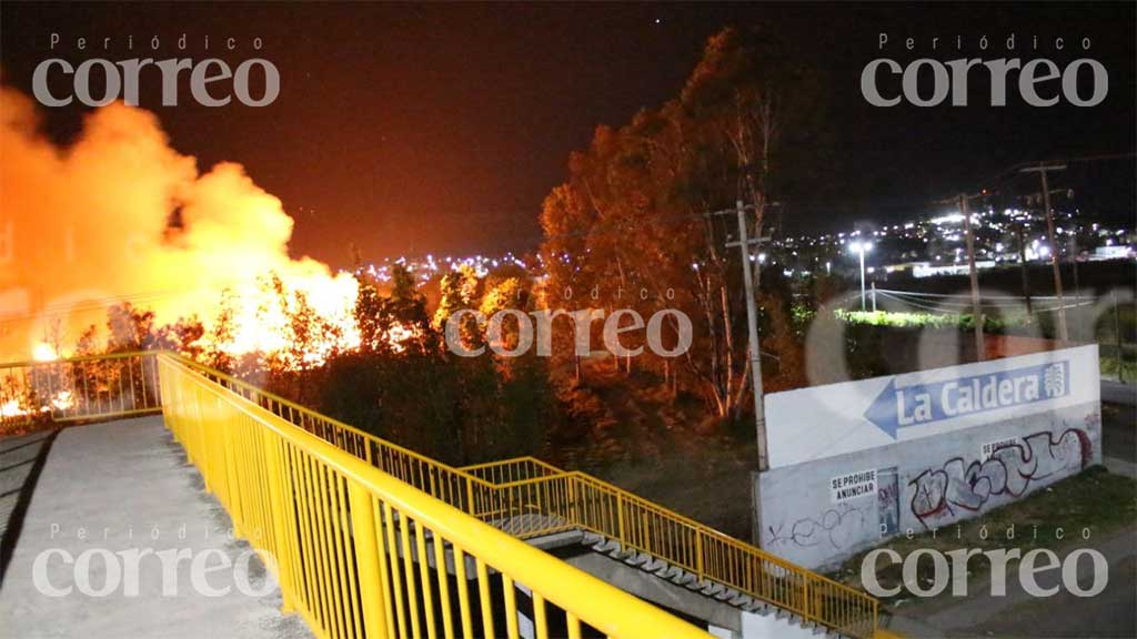 Arde pastizal al interior del parque acuático La Caldera en Abasolo