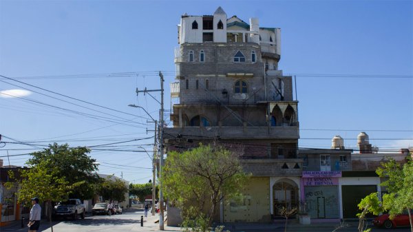 Castillo Dizney en León se lleva la victoria, prueba ser el edificio más feo