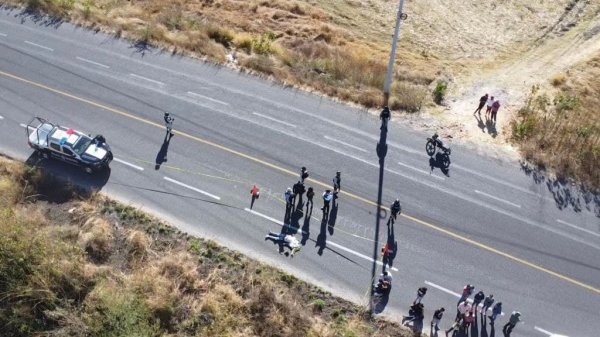 Sicarios levantan a un hombre para ejecutarlo en la carretera en Salvatierra