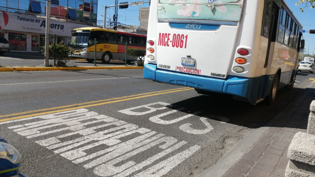 Multan a autobuses por no circular en su carril preferente en Celaya