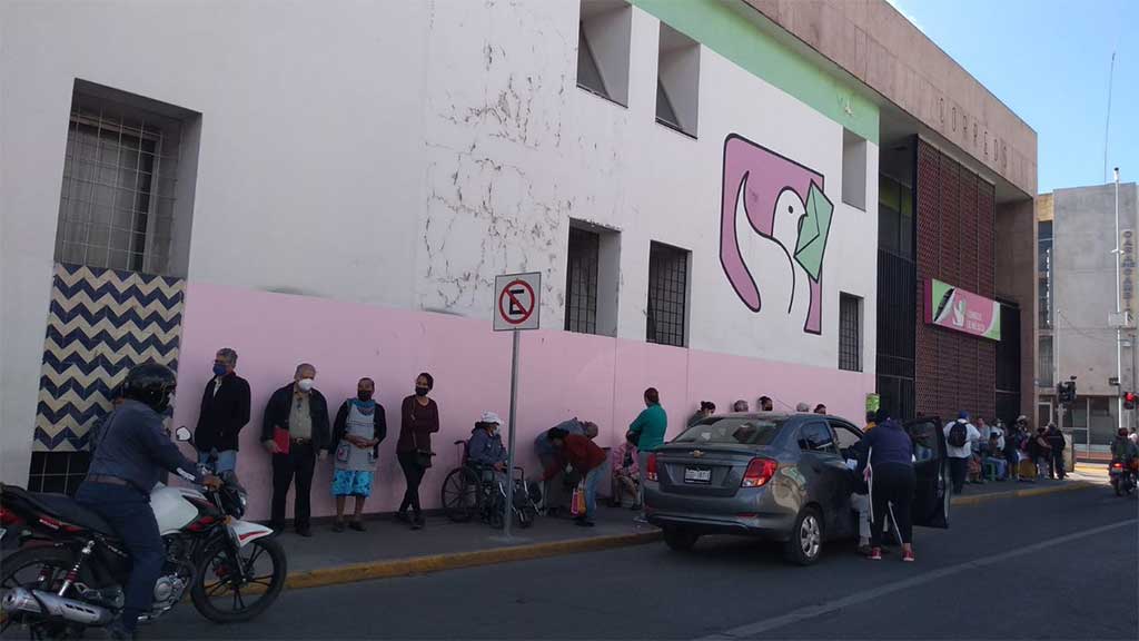 Por más de 4 horas, dejan esperando a adultos mayores por su pensión en Irapuato