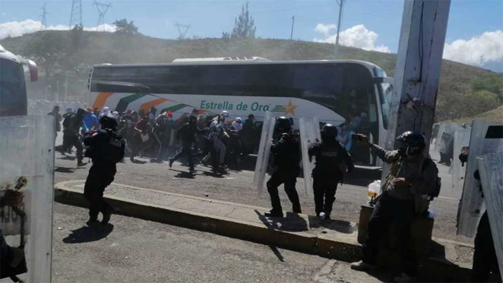 Estudiantes de Ayotzinapa sostienen enfrentamiento contra la Guardia Nacional en Guerrero