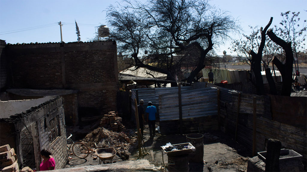 Familias perdieron todo por incendio, ahora su refugio es la casa de Bonifacia