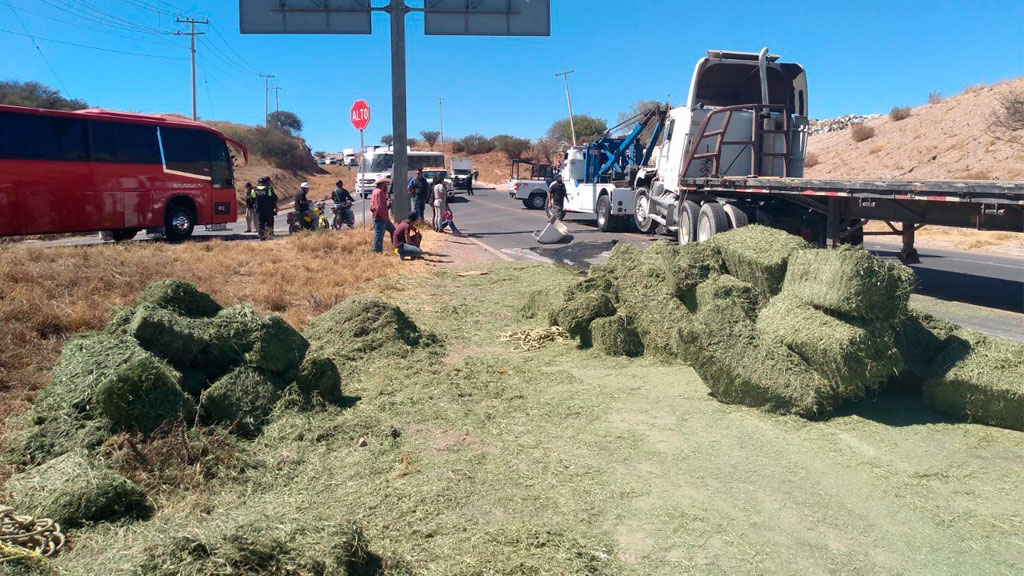 Choque frente a tiradero de Dolores Hidalgo obliga a cerrar carretera