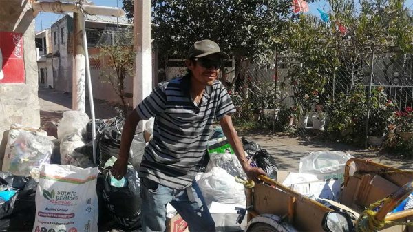 Sin trabajo y sin miedo al Covid, Job sale a las calles de Salamanca a pepenar basura