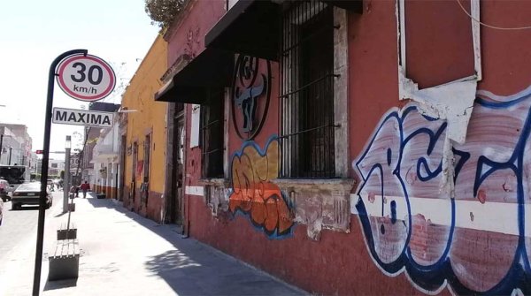 Centro de Celaya se llena de grafitis, basura y pisos destrozados