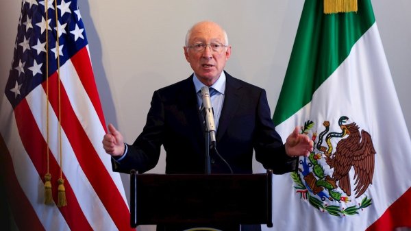 Piden cabeza de embajador Ken Salazar por apoyar la reforma energética de AMLO